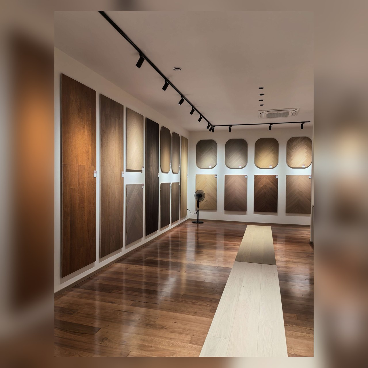 富得利地板旗舰店实景展厅：人字拼地板样板长廊，六大品类地板现场选材